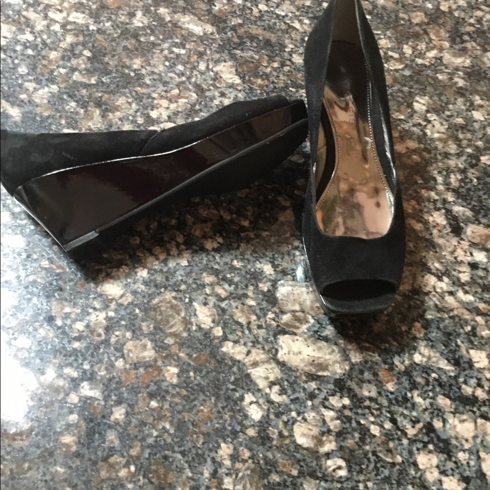 Marc Fisher sz 6 suede upper patent wedges black